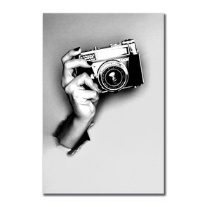 Placa Decorativa Preto e Branco Mão com Câmera Vintage Placa Decorativa Preto e Branco Mão com Câmera Vintage