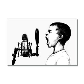 Placa Decorativa em Preto e Branco Menino Gritando ao Microfone Placa Decorativa em Preto e Branco Menino Gritando ao Microfone