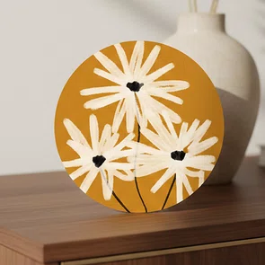 Placa Decorativa Redonda Trio de Flores em Fundo Ocre