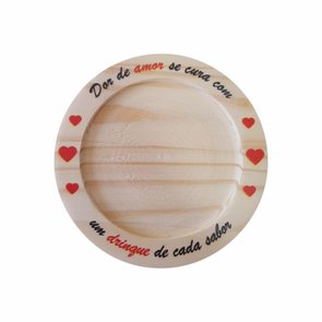 Porta Copos em Madeira de Pinus 12cm com Frase - Dor de Amor Se Cura com um Drinque de Cada Sabor Porta Copos em Madeira de Pinus 12cm com Frase - Dor de Amor Se Cura com um Drinque de Cada Sabor