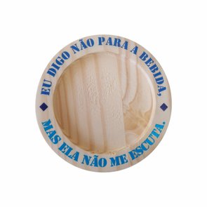 Porta Copos em Madeira de Pinus 12cm com Frase - Eu Digo Não Para a Bebida, Mas Ela Não Me Escuta Porta Copos em Madeira de Pinus 12cm com Frase - Eu Digo Não Para a Bebida, Mas Ela Não Me Escuta