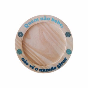 Porta Copos em Madeira de Pinus 12cm com Frase - Quem Não Bebe, Não Vê o Mundo Girar Porta Copos em Madeira de Pinus 12cm com Frase - Quem Não Bebe, Não Vê o Mundo Girar