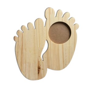 Porta Maternidade Em Forma de Pezinhos em Madeira Pinus Com PVC Antirreflexo Porta Maternidade Em Forma de Pezinhos em Madeira Pinus Com PVC Antirreflexo