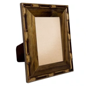 Porta Retrato Com Moldura Chanfrada Relevo de Bambu Com Suporte E Frente Em PVC Antirreflexo - 5,4x2,1 Porta Retrato Com Moldura Chanfrada Relevo de Bambu Com Suporte E Frente Em PVC Antirreflexo - 5,4x2,1