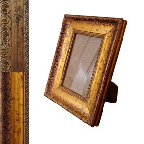 Porta Retrato de Moldura Provençal com Gravação e Vidro Mais Fundo com Suporte - 4,3x2,5 Porta Retrato de Moldura Provençal com Gravação e Vidro Mais Fundo com Suporte - 4,3x2,5