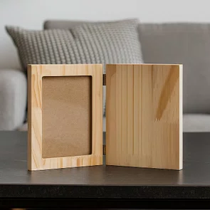 Porta-Retrato Sanfonado Dobrável em Madeira Pinus com Vidro – Com Espaço Personalizável Porta-Retrato Sanfonado Dobrável em Madeira Pinus com Vidro – Com Espaço Personalizável