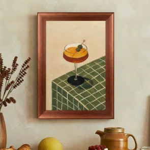 Quadro Decorativo Estilo Pintura Folk Moderna Composição de Coquetel Martini Guarnecido sobre Toalha Xadrez Verde Texturizada