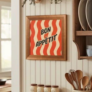 Quadro Decorativo Estilo Pintura Retrô Pop "Bon Appétit" em Fundo de Ondas Vermelhas e Creme com Textura de Pinceladas