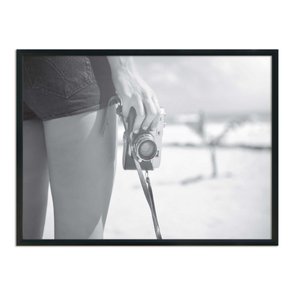 Quadro Decorativo Preto e Branco Garota com Câmera Vintage em Praia Quadro Decorativo Preto e Branco Garota com Câmera Vintage em Praia