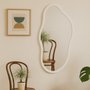 Espelho Orgânico Decorativo Médio Moderno Lapidado e MDF Laqueado Para Quarto - 44x84cm