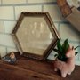Moldura Dourada Hexagonal com Gravação para Quadros com Fundo em MDF e Vidro - 4x2,5