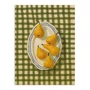Placa Decorativa Estilo Pintura Mid Century Composição de Cinco Pêras Amarelas em Prato Listrado sobre Toalha Xadrez Verde