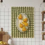 Placa Decorativa Estilo Pintura Mid Century Composição de Cinco Pêras Amarelas em Prato Listrado sobre Toalha Xadrez Verde