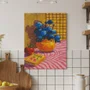 Placa Decorativa Estilo Pintura Mid Century Composição de Flores Azuis e Maçã, com Vaso em Laranja Quente e Fundo Quadr