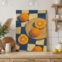 Placa Decorativa Estilo Pintura Mid Century Composição de Laranjas no Prato e sobre o Fundo Xadrez Azul