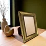 Porta Retrato Com Moldura Chanfrada Com Padrão Oval Gravado Efeito Aço Metal Escovado Com Suporte E Frente Em PVC Antirreflexo - 4,6x2,1