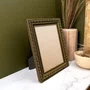 Porta Retrato Com Moldura De Gravação Floral Em Relevo Com Filete Perolado e Acabamento Dourado Metalizado Com Suporte e Frente Em PVC Antirreflexo - 2,1x1,8
