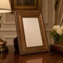 Porta Retrato Com Moldura de Madeira Clássica com Detalhes Gravados Com Suporte E Frente Em PVC Antirreflexo - 3,2x1,5