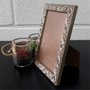 Porta Retrato de Moldura com Gravação de Folhagens e PVC Mais Fundo com Suporte - 2x1