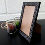 Porta Retrato de Moldura com Gravação de Folhagens e PVC Mais Fundo com Suporte - 2x1