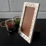 Porta Retrato de Moldura com Gravação de Folhagens e PVC Mais Fundo com Suporte - 2x1