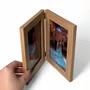 Porta-Retrato Duplo Articulado com Dobradiça Com Fundo em MDF e Frente em Acetato - 2x1