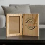 Porta-Retrato Sanfonado Personalizado Dobrável em Madeira Pinus com Vidro com Gravação a Laser ou Impressão UV Porta-Retrato Sanfonado Personalizado Dobrável em Madeira Pinus com Vidro com Gravação a Laser ou Impressão UV