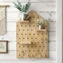 Prateleira Pegboard Casinha Em Madeira Pinus com 16 Pinos e 3 Prateleiras 13,5cm