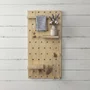 Prateleira Pegboard Retângulo Em Madeira Pinus Com 16 Pinos e 3 Prateleiras 13,5cm