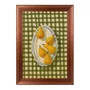 Quadro Decorativo Estilo Pintura Folk Moderna Composição de Cinco Pêras Amarelas em Prato Listrado sobre Toalha Xadrez