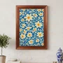 Quadro Decorativo Padrão Floral Estilizado: Margaridas Brancas e Amarelas em Fundo de Arabescos Azul-Cobalto