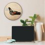 Quadro Decorativo Redondo Borboleta Fita Cinza e Preta com Moldura em Couro Sintético Quadro Decorativo Redondo Borboleta Fita Cinza e Preta com Moldura em Couro Sintético