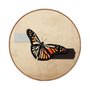 Quadro Decorativo Redondo Borboleta Fita Cinza e Preta com Moldura em Couro Sintético Quadro Decorativo Redondo Borboleta Fita Cinza e Preta com Moldura em Couro Sintético