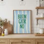 Quadro Em Tela Canvas Estilo Pintura Mid Century "Buon Giorno" em Verde, em Fundo de Padrão Listrado Azul Claro e Creme