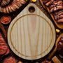 Tábua Personalizada de Hambúrguer em Madeira de Pinus Natural Maciço com Gravação a Laser e Óleo Mineral - Redonda com Furo