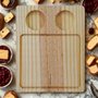 Tábua Personalizada para Servir em Madeira de Pinus Natural Maciço com Rebaixo de 6,5cm para Potes de Molho Gravação a Laser e Óleo Mineral